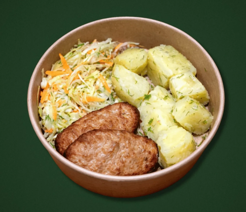 Котлети по-домашньому, картопля з маслом та кропом, салат з молодої капусти