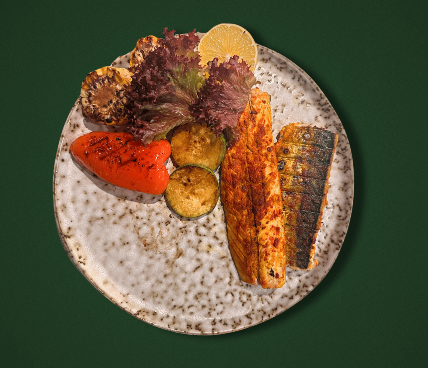 Скумбрія з овочами на вогні