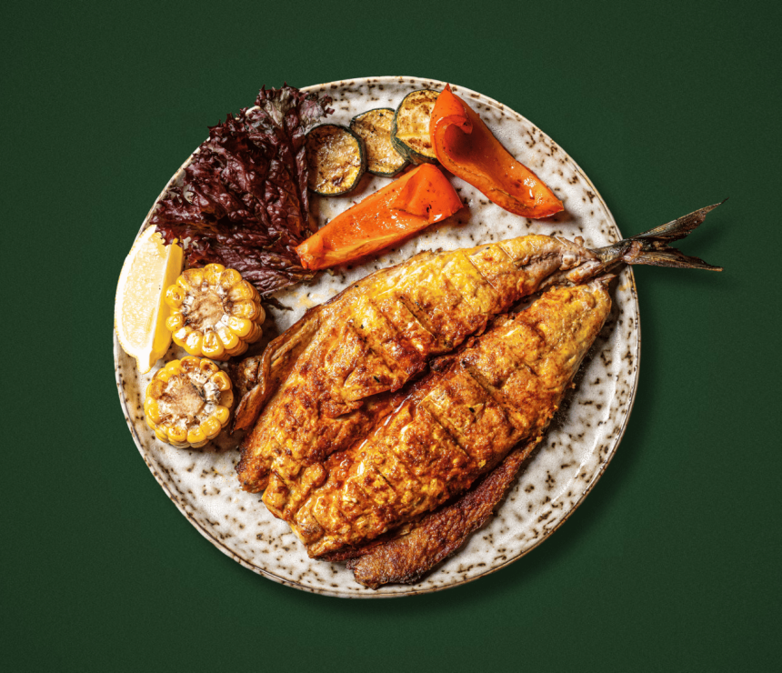 Скумбрія з овочами на вогні