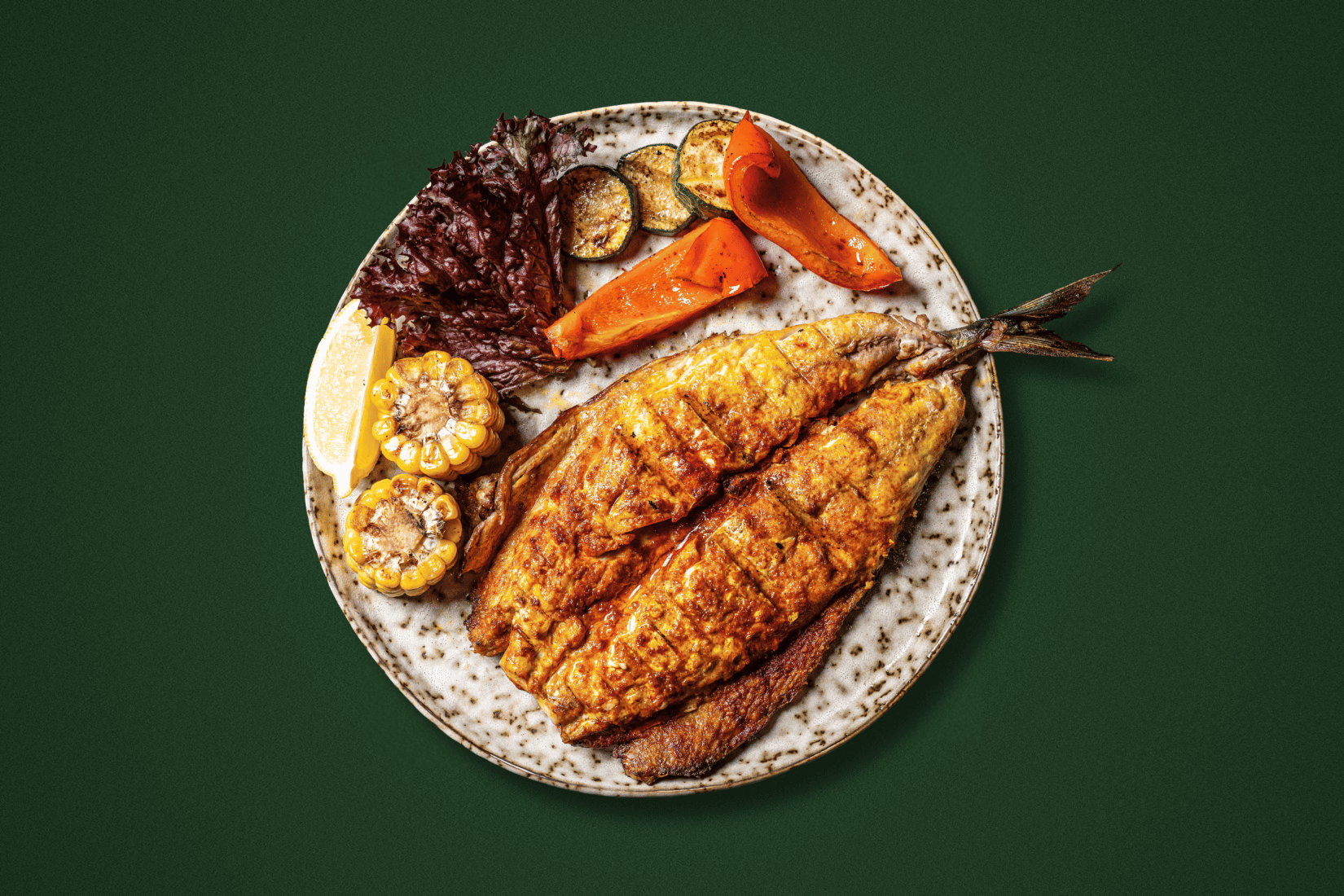 Скумбрія з овочами на вогні